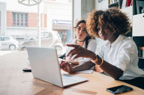 Wie nutzt man Videotechnologie zur Analyse und Verbesserung der Pitching-Mechanik beim Baseball?